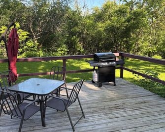Comfortable 3-bedroom house in a wooded country setting minutes from attractions - Oswego - Patio