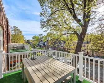 Vibrant and Cozy 2BR near Uptown with Balcony - Charlotte - Balcone
