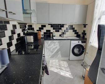 Lee High Road Holiday Rental - London - Kitchen