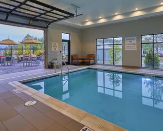 Hampton Inn and Suites Roseburg - Roseburg - Pool