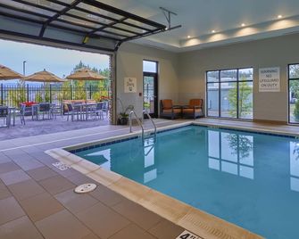 Hampton Inn and Suites Roseburg - Roseburg - Uima-allas