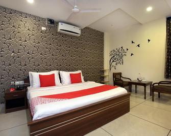 OYO 9951 Hotel Satkar Avenue - Zerakpur - Habitación