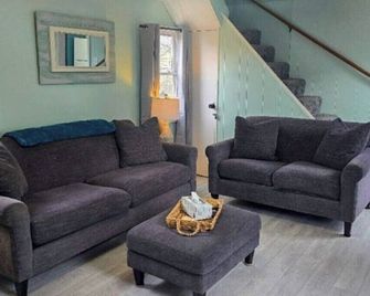 Charming 2-bedroom cottage in Sylvan Beach 2 blocks from the beach! - Sylvan Beach - Living room