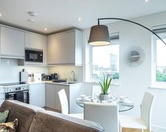 Windsor Castle One-Bedroom Apartment - Slough - Kitchen