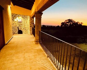 Hotel Suites Piamonte - Bernal - Balcon