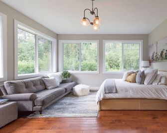Secluded Retreat Deep in Squamish Valley - Squamish - Huiskamer