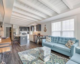 Modern Oak Island Escape 1 Mile to Long Beach! - Oak Island - Sala de estar
