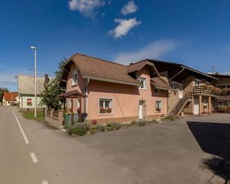Pool House Mr Ek Family Friendly - Nova Vas - Edificio