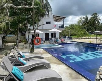 Beach Loft: Coastal Elegance - Sipalay - Piscina