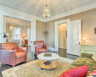 Centrally Located Apt in Victorian Mansion! - Poughkeepsie - Living room