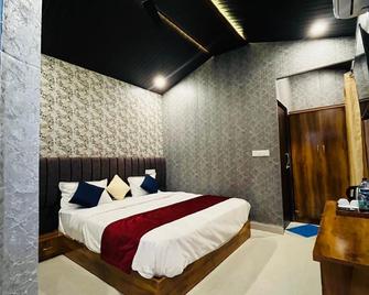The Bluewind Resort - Dehradun - Schlafzimmer