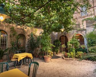 Hotel Umbra - אסיסי - פטיו