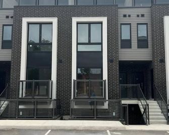 Stylish Townhome Gem with Several Amenities Just Minutes To The Falls - Niagara Falls - Building