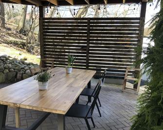 Little Fox Cottage - A Cozy Riverview Getaway - Fox River Grove - Patio