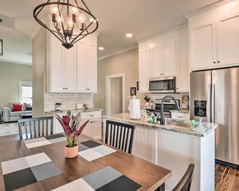 Ideally Located Penne Place with Deck and Grill - Greenville - Cocina
