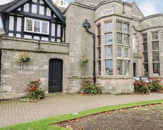 Sunlight Soap Cottage - Birkenhead - Edificio