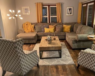Brick Tudor Vacation Rental House Close To Lake Michigan And Downtown - Manitowoc - Wohnzimmer