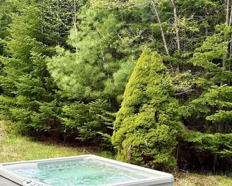 Spacious Seven Peaks Ridge Quiet Side Hot Tub, Pet Friendly, Fire Pit & Deck - Southwest Harbor