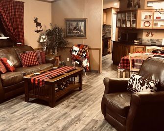 Secluded CO retreat featuring a swim spa, hiking trail and stocked kitchen! - Woodland Park - Salónek