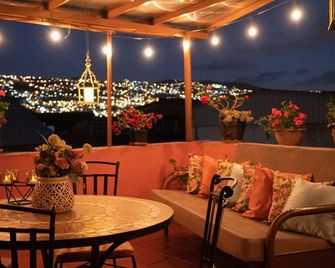 Rincón Familiar Hostel Boutique - Quito - Varanda
