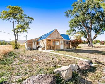 Bear Lake cottage for skiing, snowmobiling, off-roading w/WiFi, fireplace, patio - Garden City - Building