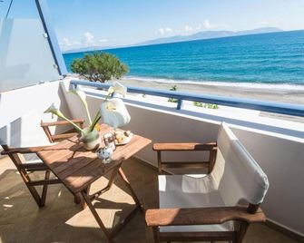 Anesis Hotel - Kythira - מרפסת