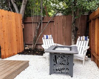 Modern Tiny House Retreat w/ Sauna, Fire Pit & Workspace - Newhall - Patio