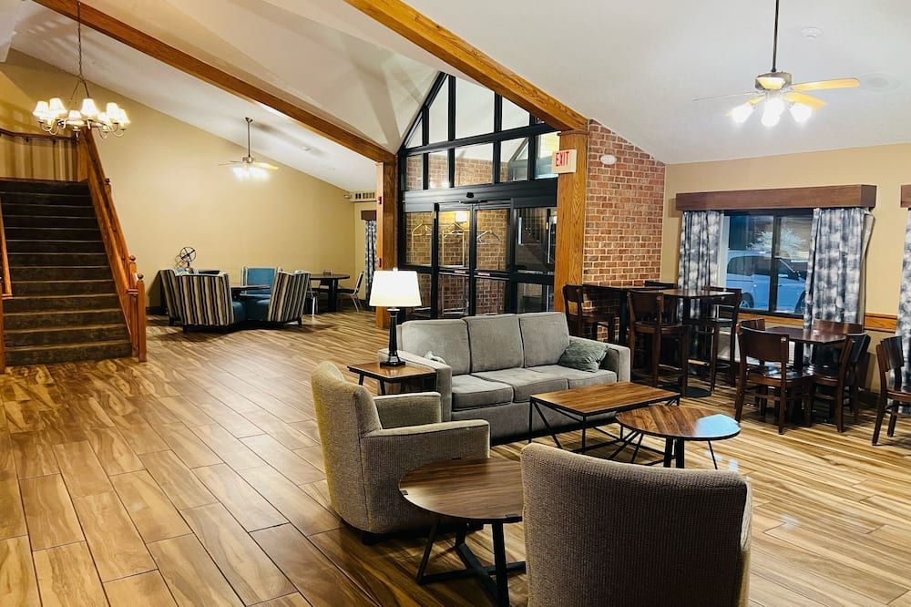 AmericInn by Wyndham Kearney - Kearney - Wohnzimmer