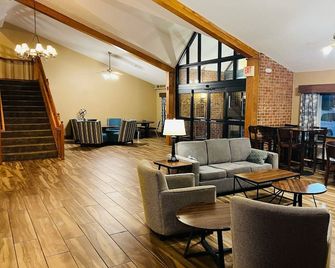 AmericInn by Wyndham Kearney - Kearney - Wohnzimmer