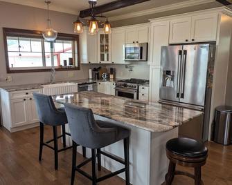 Family-Friendly Private Ranch Getaway with pond. Newly Remodeled - Anaconda - Küche