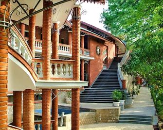 Welcomheritage Taragarh Palace - Pālampur - Вигляд зовні