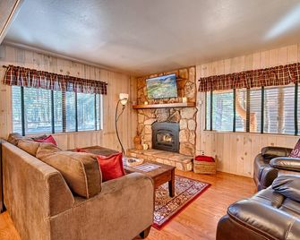 Highly rated Greer Cabin! Greer River's Edge Sleeps 8- WiFi -Fireplace - Loft - Greer - Sala de estar