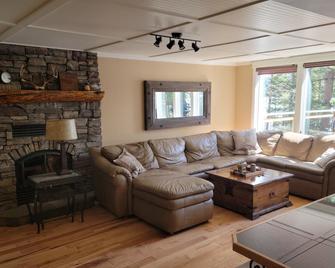 Private Waterfront Cottage on Lac des Roches - Bridge Lake - Sala de estar
