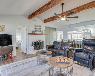 Waterfront Louisiana Home w/ Private Boat Launch! - Many - Living room