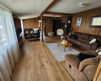 Rustic cabin w/hot tub and sauna on the lake with Mountain view - Mineral - Living room