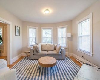 Spacious 2-bedroom townhome in Concord with WiFi, AC - Concord - Вітальня