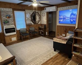 Oldest Town of Cape Cod In The Historic District - Sandwich - Wohnzimmer