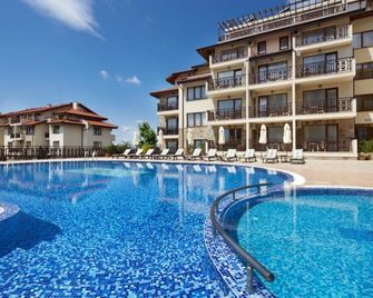 Relax Holiday Complex & Spa - נסבאר - בריכה