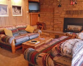 2 Bedroom Retreat in Quiet Area near Slopes - Whitefish - Living room