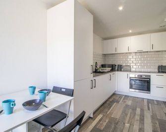 Abbey House Apartment B - Paisley - Kitchen