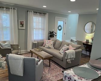 Newly renovated house blocks from hospital and restaurants. - Paducah - Living room