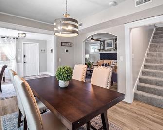 3 Bedroom Home, Walk to Lake Erie - Willoughby - Dining room