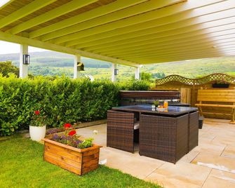 Clonlum Holiday Cottages - ניורי - פטיו