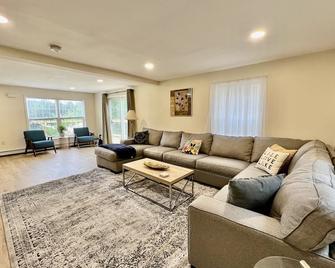 Lakefront Peaceful Getaway in Mountain Lakes - Woodsville - Living room