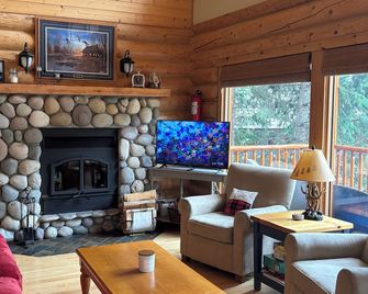 The Moose Den - Bl# Stru 2024-043 - Kimberley - Living room