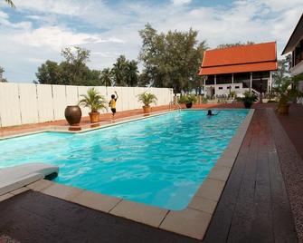 The Manor Beach Resort Besut - Kuala Besut - Pool