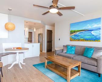 Bright, Beautiful, Remodeled Island Sands 505 Condo - Maalaea - Living room