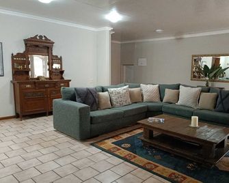 Pecan Farm Guesthouse - Louis Trichardt - Huiskamer