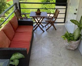 Seascape Studio Near the Airport is modern & suitable for business or vacation - Osbourn - Balcon