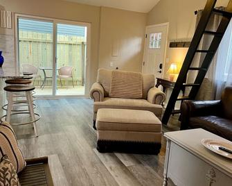 London Towne Bungalow Wloft - Walk To The Beach! - Edgewater - Living room